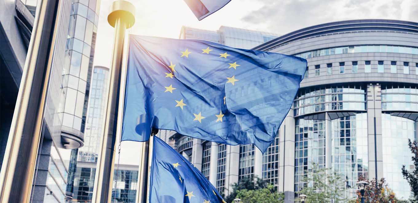 EU-parlamentets exteriör med EU-flaggor